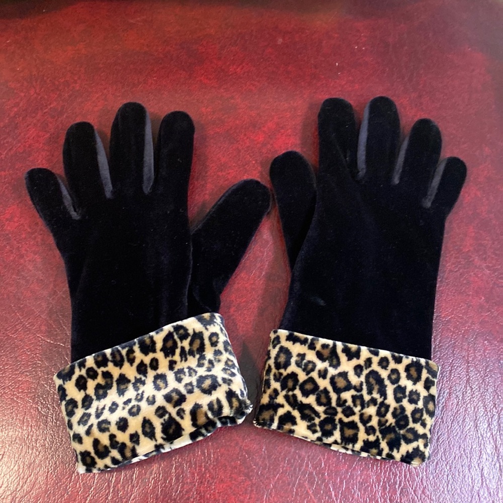 Comfy soft velvet leopard cuff gloves